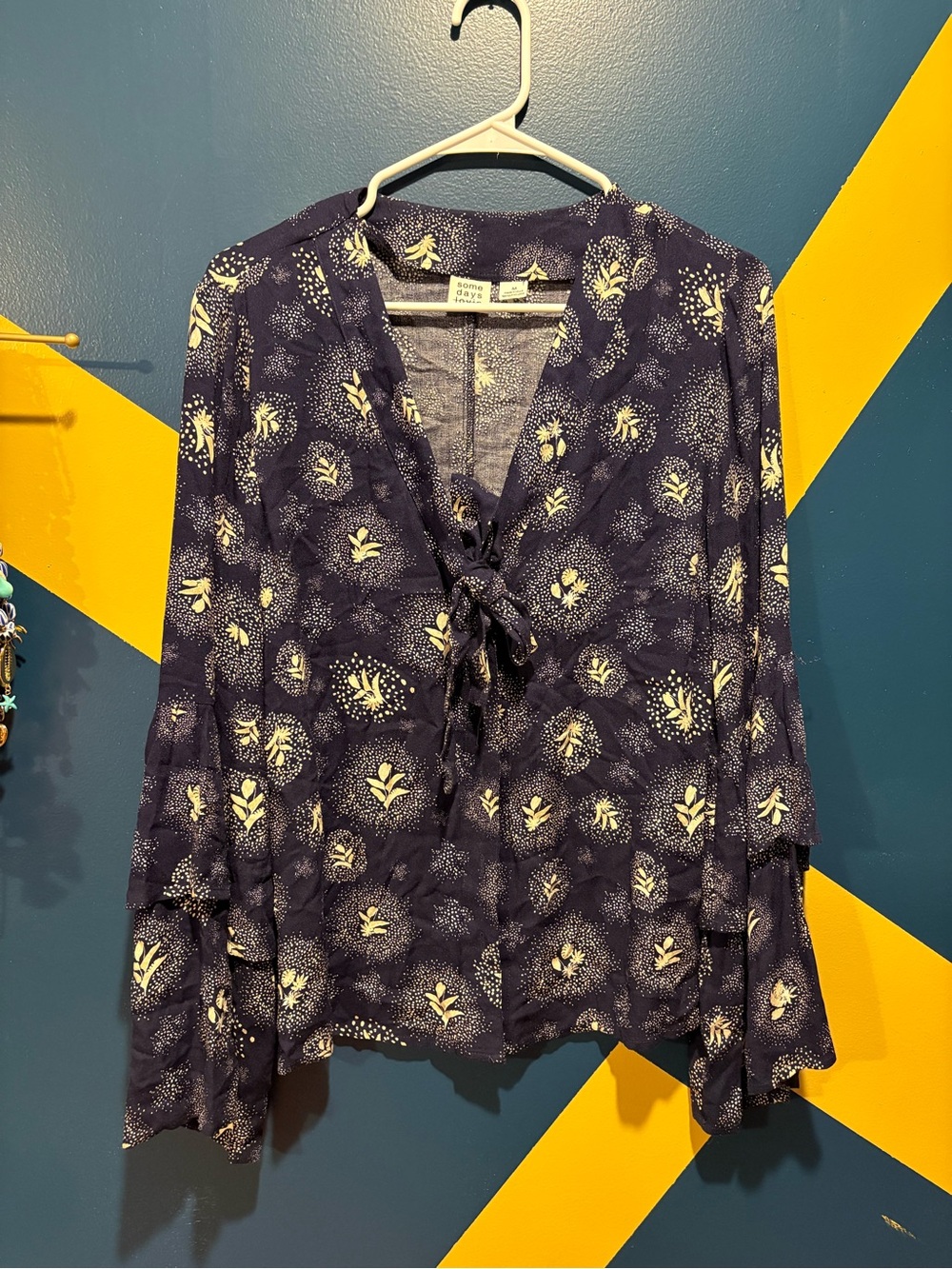 Some Days Lovin' Navy & White Floral Bell Sleeve Button Front Blouse EUC